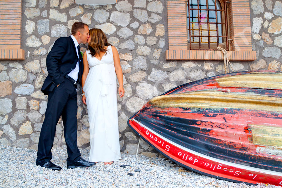 Newlywed photography session by the Tiber river