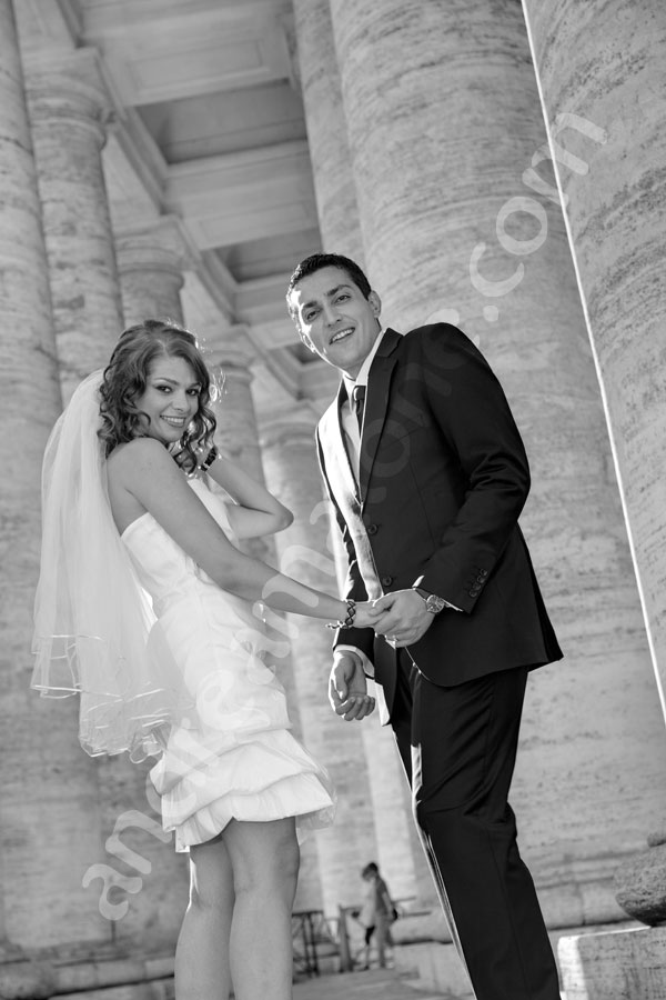 Wedding photography taken in black and white under the columns