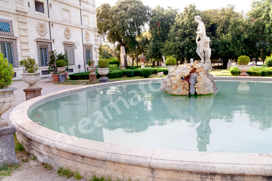 Parco Villa Borghese water fountain behind the museum.