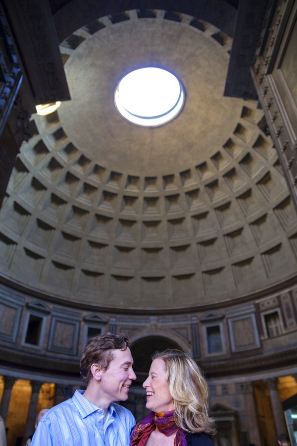 Rome engagement photography locations. Couple photography at the entrance of the Pantheon.