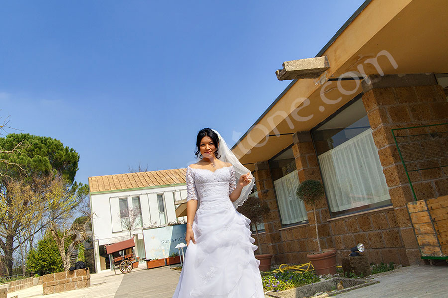 The bride posing for the photographer in Italy 