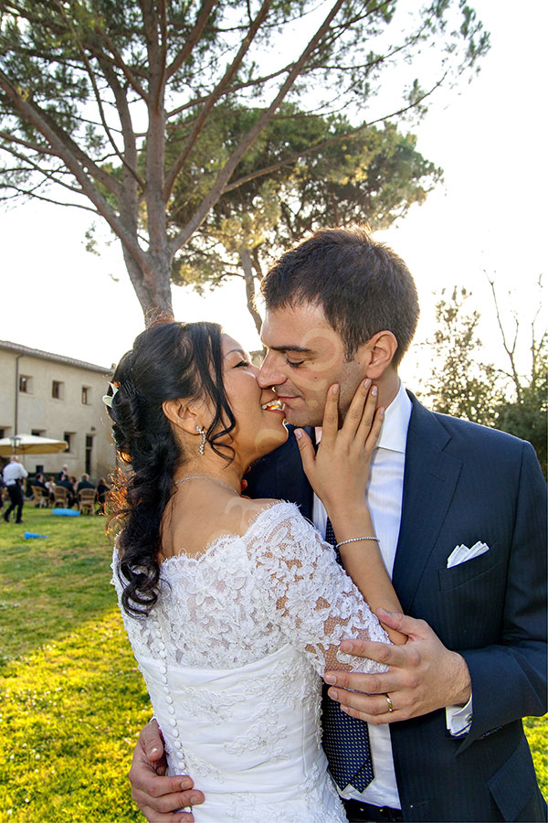 newlyweds together during a photo session with the photographer in Italy