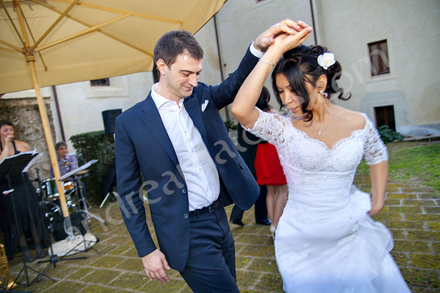 newlyweds dancing together to live music 