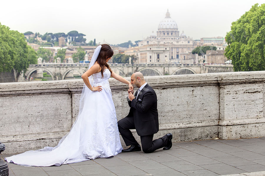 The bride and groom on Ponte Umberto with a sweeping view of Rome 