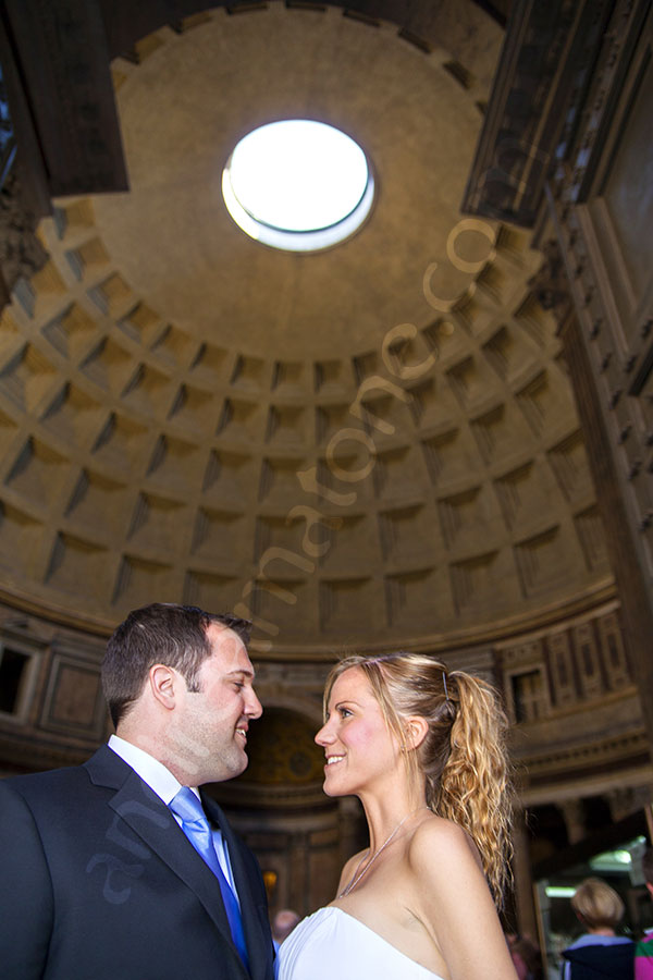 Newlyweds picture at the entrance of the Pantheon.