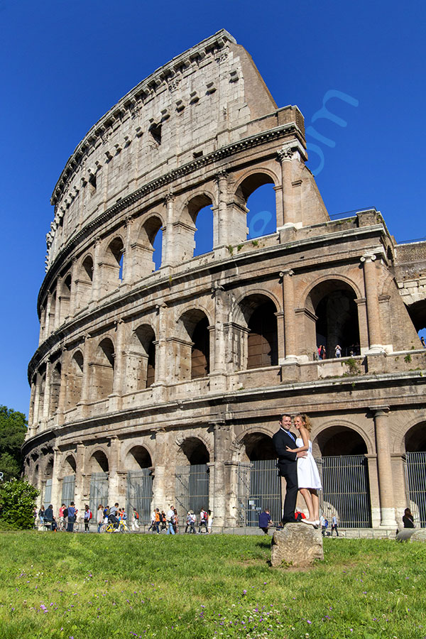 Marriage picture at the Roman Colosseum