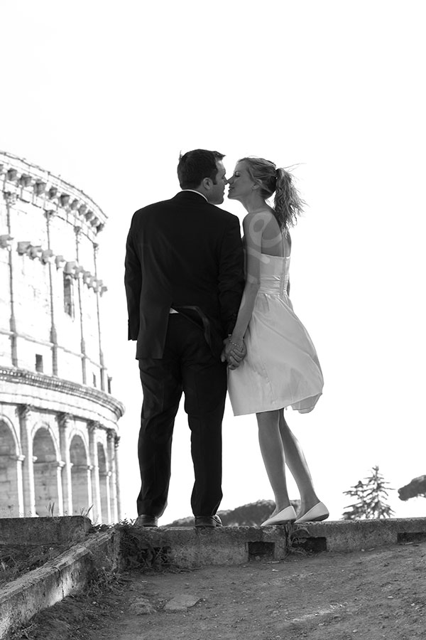 Final wedding picture of a couple kissing at the Roman Coliseum 