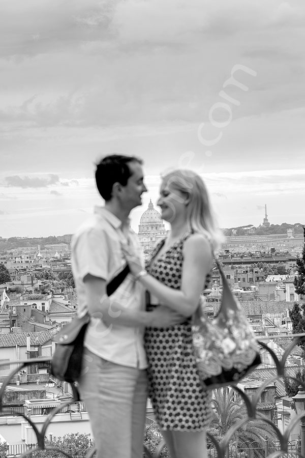 Black and white picture of couple at Parco del Pincio overlooking Saint Peter's church