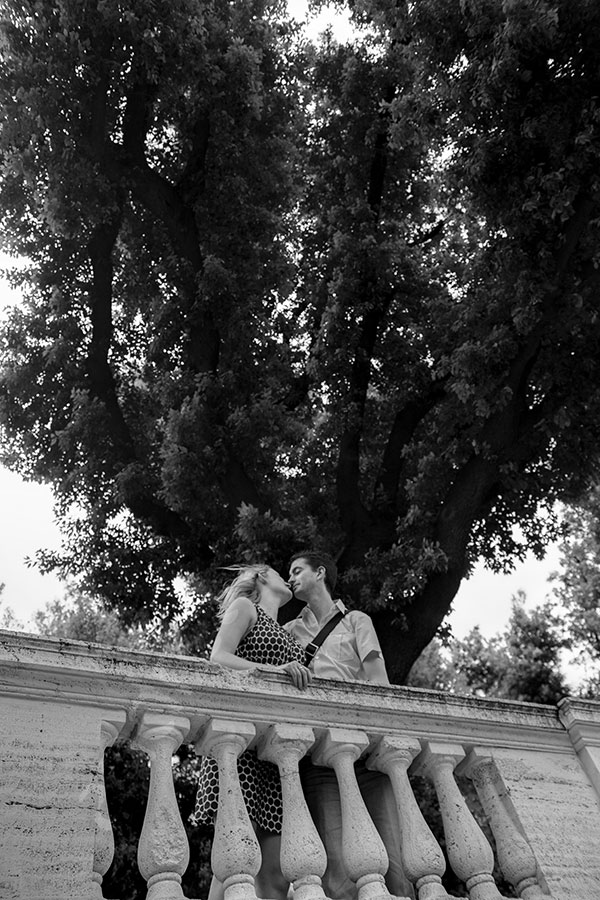 Kissing at Parco del Pincio during a couple e-session