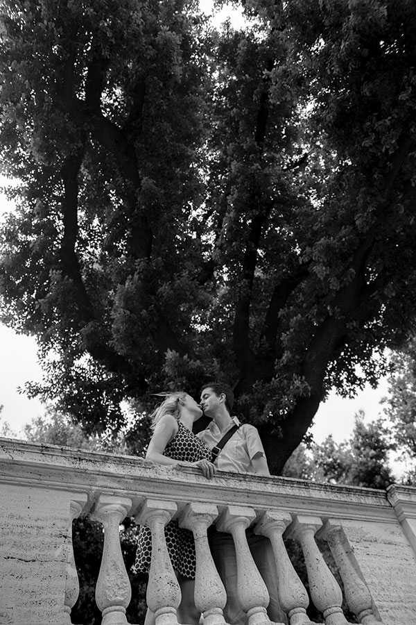 Kissing at Parco del Pincio during a couple e-session