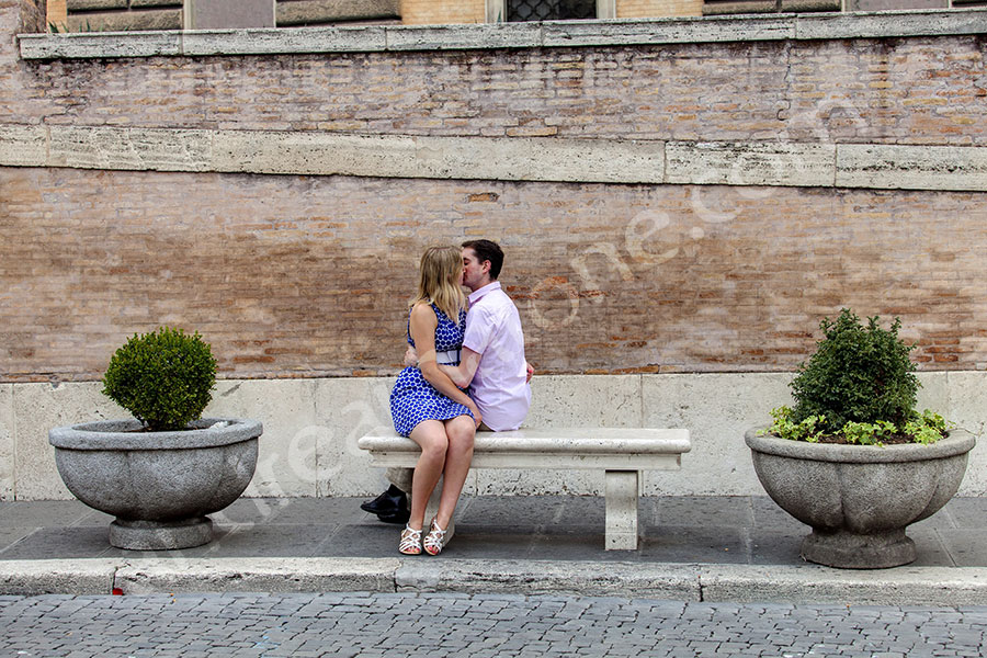 Romantically in Piazza del Popolo. Couple e-session. Engagement style.