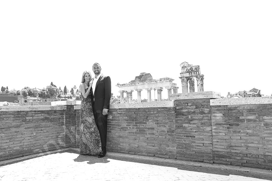 Black and white picture of newlyweds during a session by the Italian forum