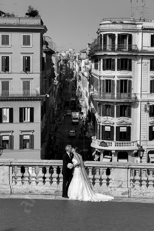 Wedding photo shoot at the Spanish steps in Rome in b&w