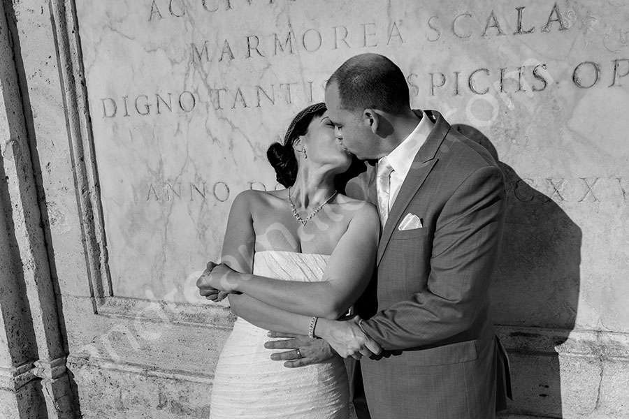 Kissing in black and white at the Spanish steps during a matrimonial session