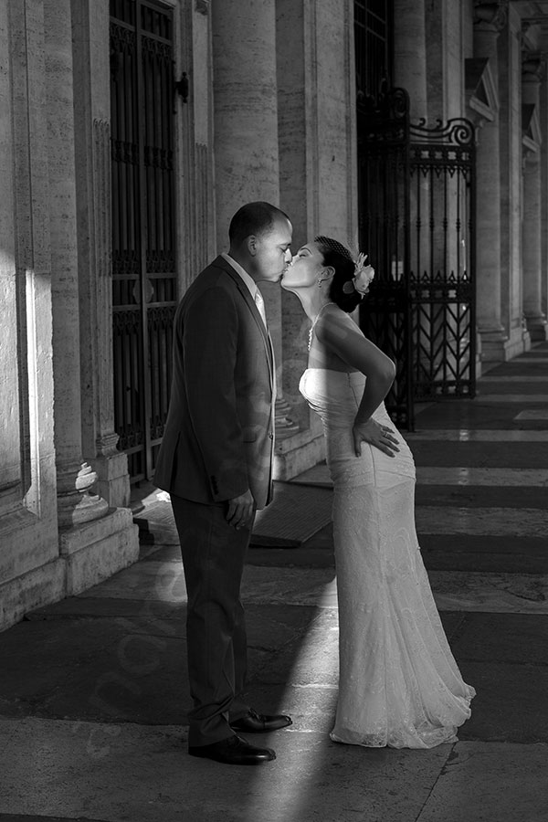 Black and white photography of newlyweds kissing in Italy 