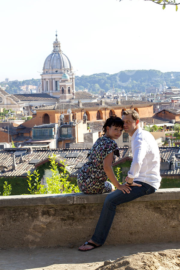 Married couple photographed in front of Rome's rooftops 