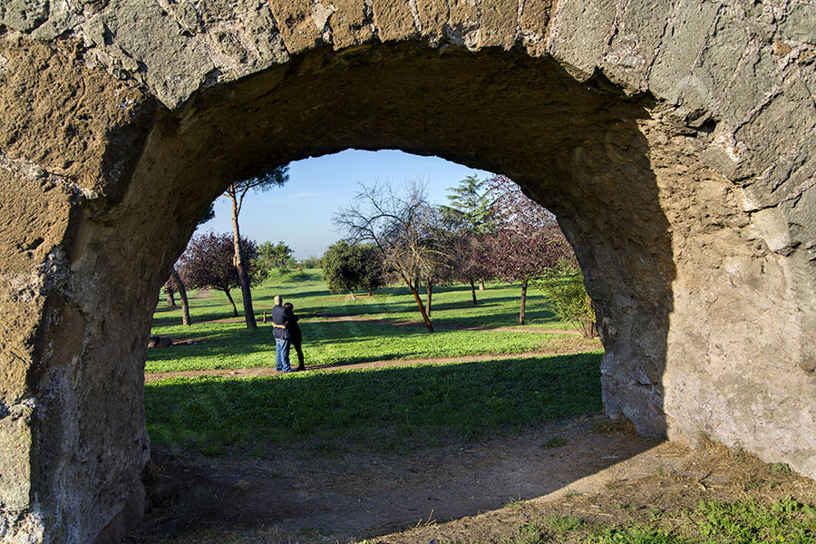 Engagement session old roman aqueduct in the outskirts of Rome