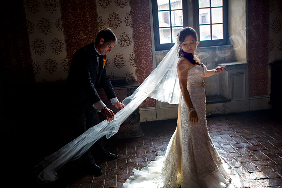Bride and groom together during the photography session in Italy