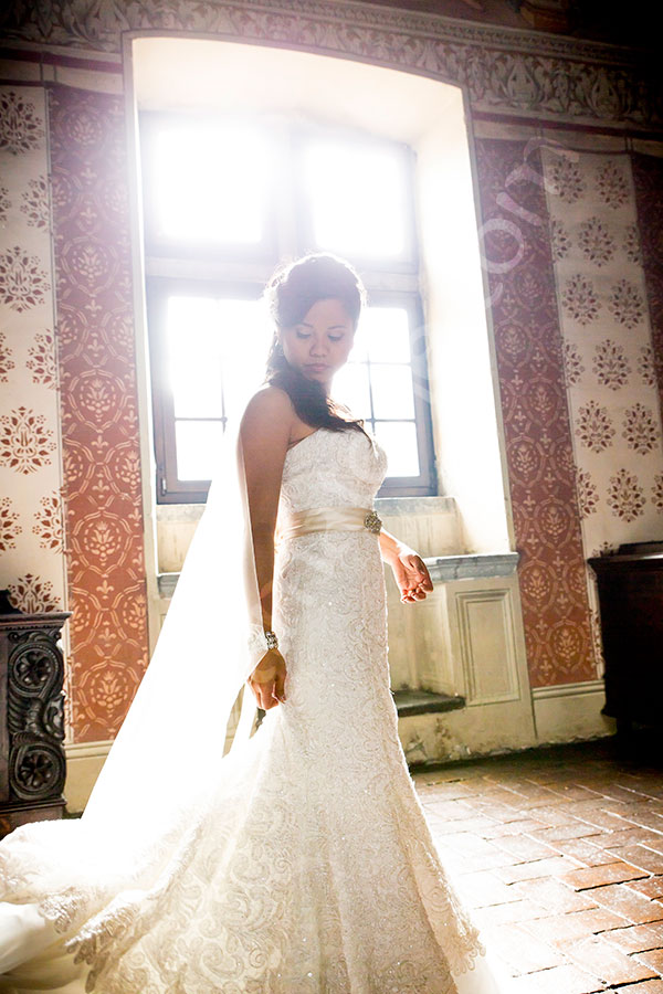 The bride photographed alone inside Castello Odescalchi