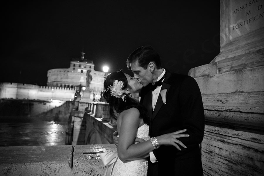 Matrimonial couple kissing Castel Santangelo bride in Rome Italy