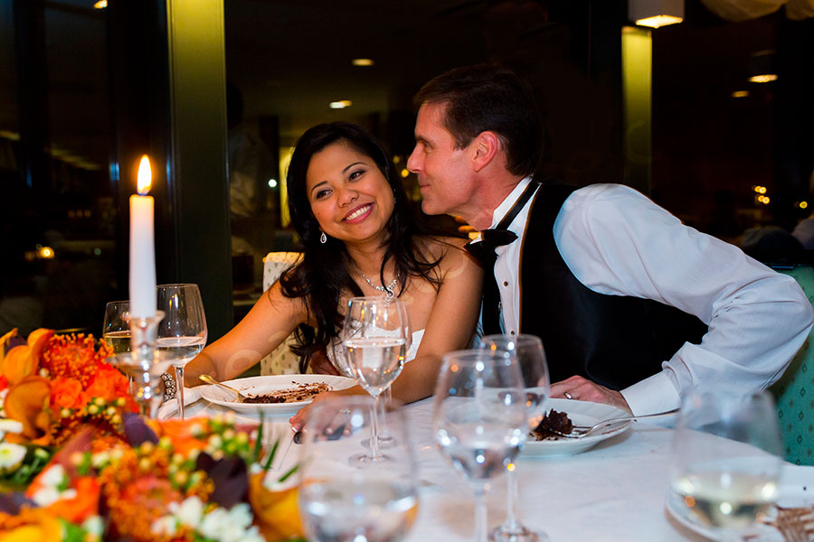 Newlyweds during dinner at restaurant Les Etoiles in Rome