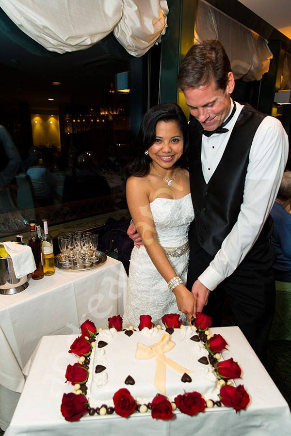 Cutting the wedding cake Les Etoiles restaurant in Rome Italy