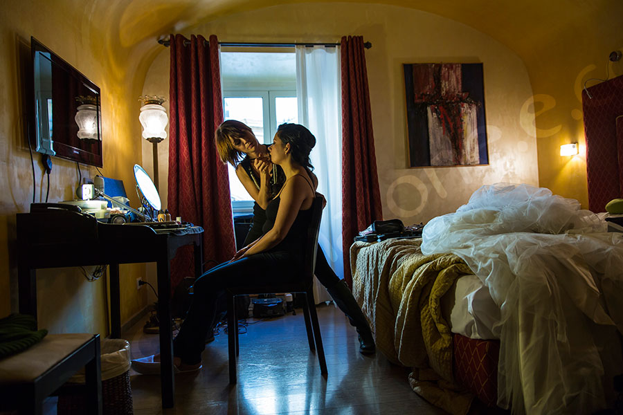 Make-up session inside a Hotel in Rome with an artist