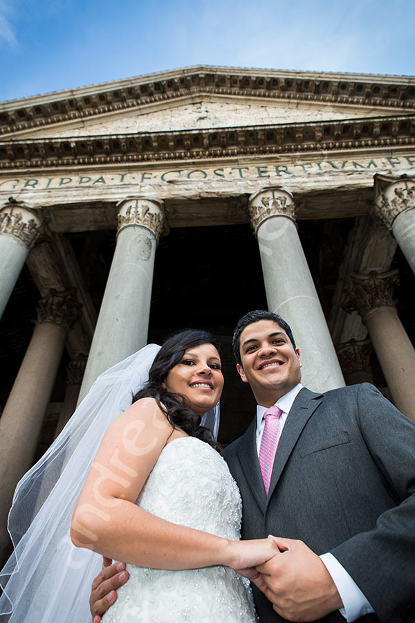 Portrait of a newlywed couple at the Pantheon. Outside view. 