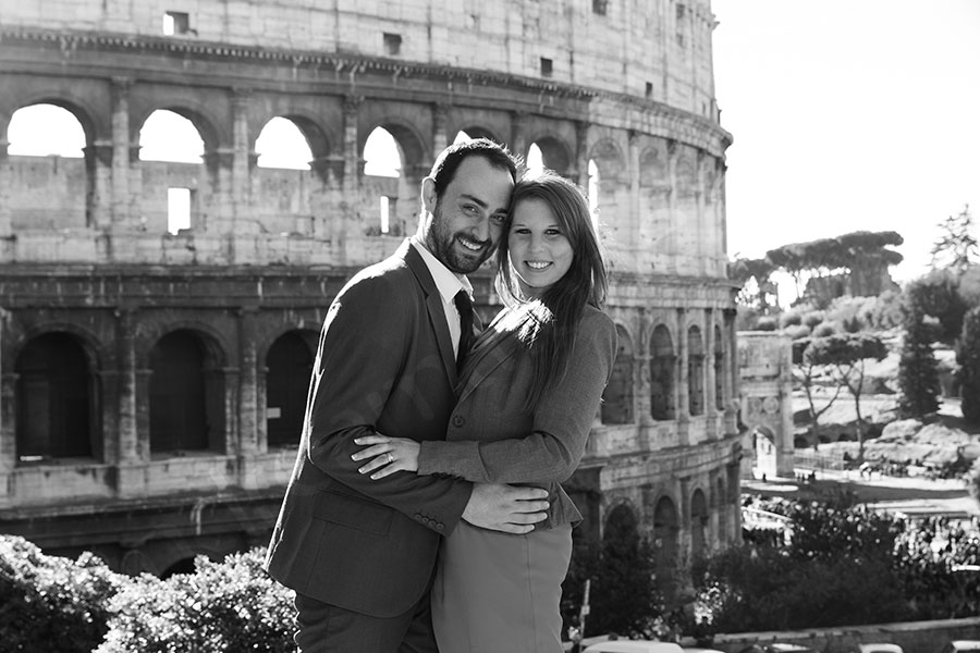 Black and white picture of a couple visiting Italy