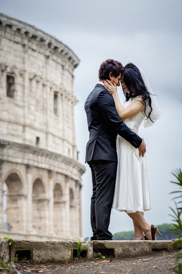 Wedding photography at the roman Coliseum in Rome couple session