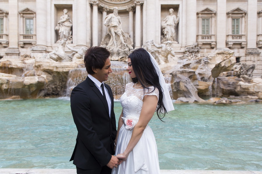 Couple during a wedding photo shoot in Rome at the Trevi fountain