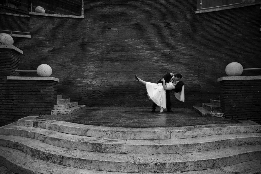 Romance wedding on Via dei fori Imperiali in Rome