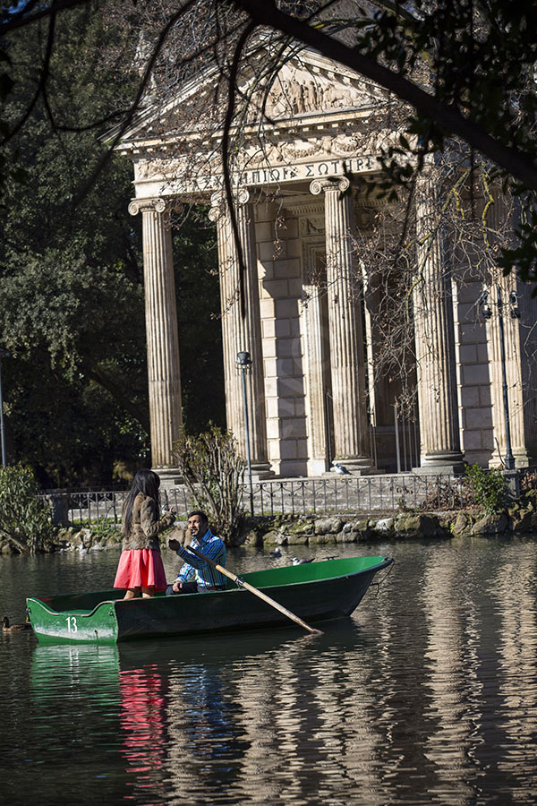 Engagement secret wedding proposal on Villa Borghese lake boat