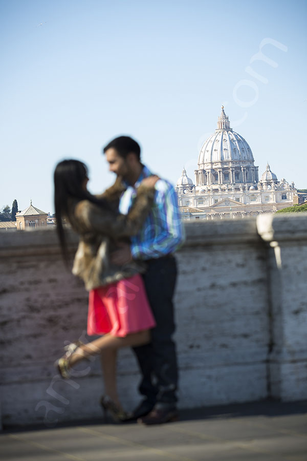 Couple on Ponte Umberto I out of focus version