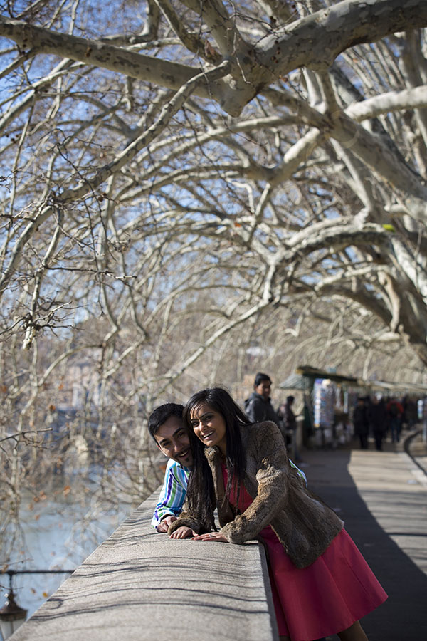 Couple engaged photographed on Lungo Tevere