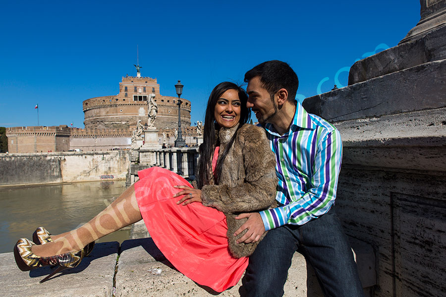 Couple photographed sitting in front of Castel Sant'Angelo