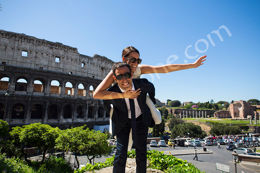 Newlyweds happy and fun in Rome