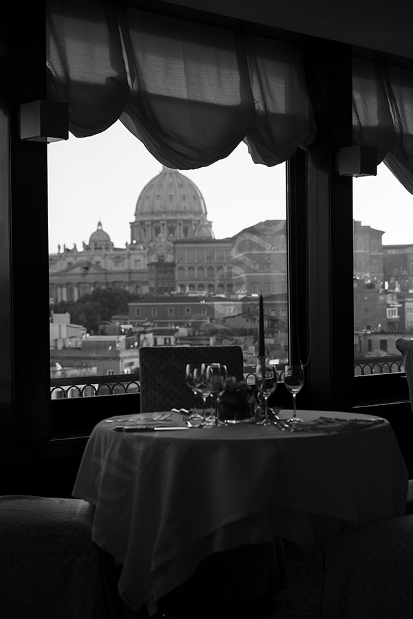 Black and white picture of the dinner setting in Rome