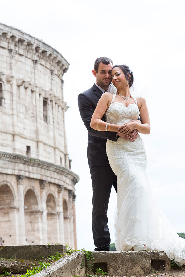 Newlyweds posing at the Roman Colosseum