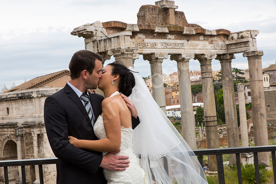 Kissing at the Roman Forum before their matrimony.