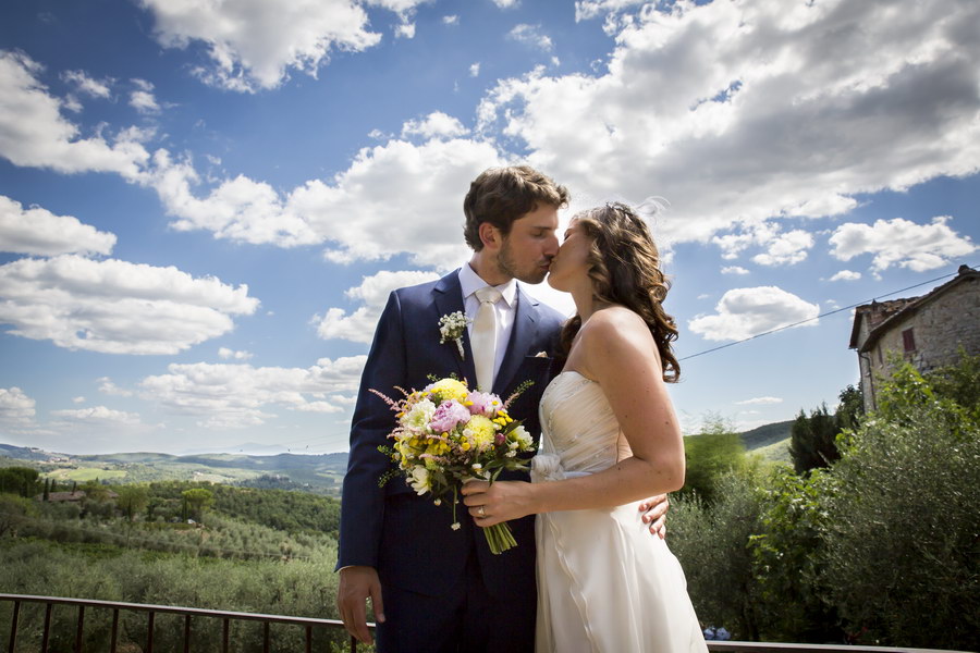 Wedding photographer Tuscany Kissing before the Tuscan hills in Gaiole in Chianti