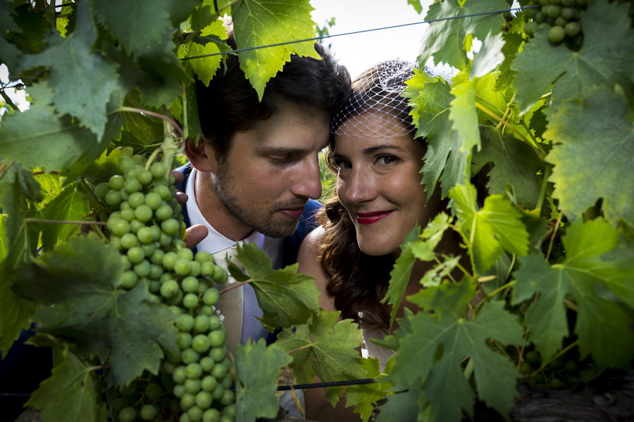 Newlyweds portrait photo session in a vineyard in Italy