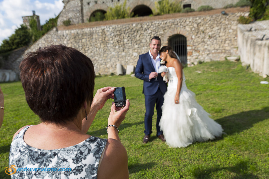 Wedding photographer in front of the castle.