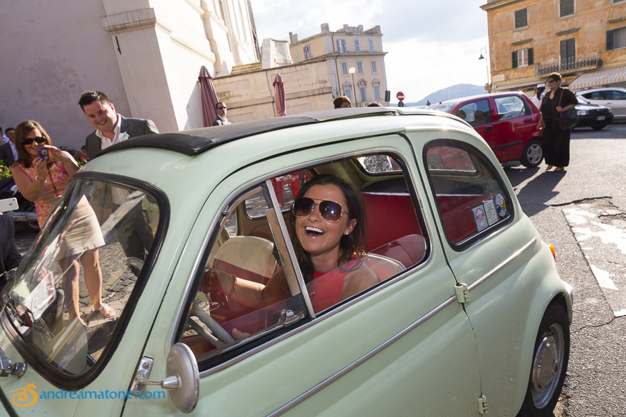 Picture of the bride's mais inside a FIAT 500