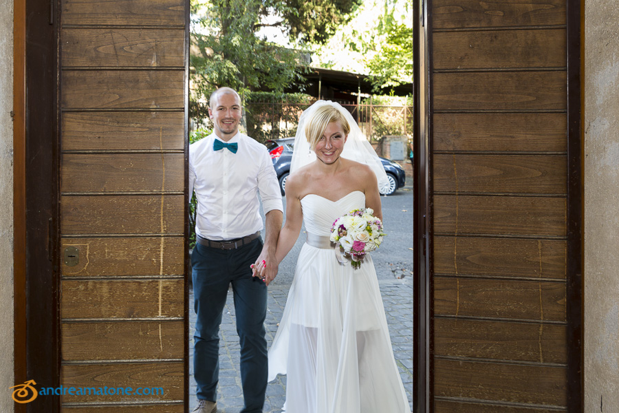 Bride and groom enter the Terme di Caracalla town hall for their Italian wedding