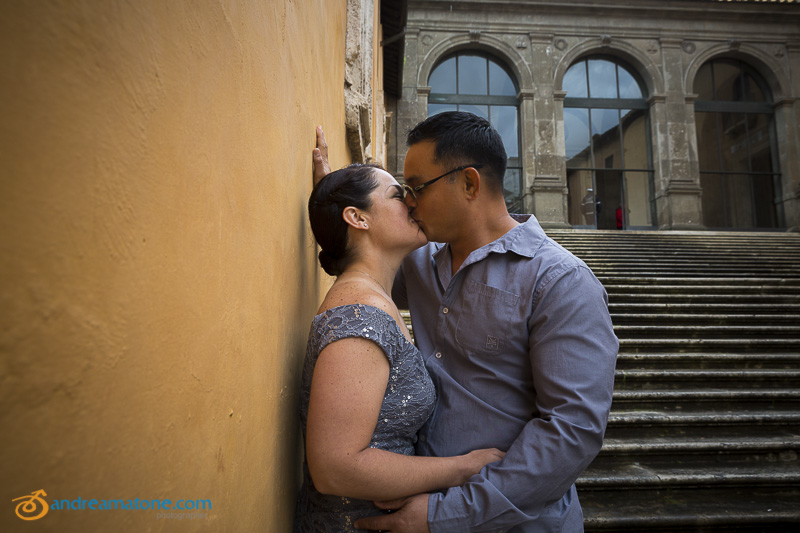 Married couple kissing at Piazza del Campidoglio.