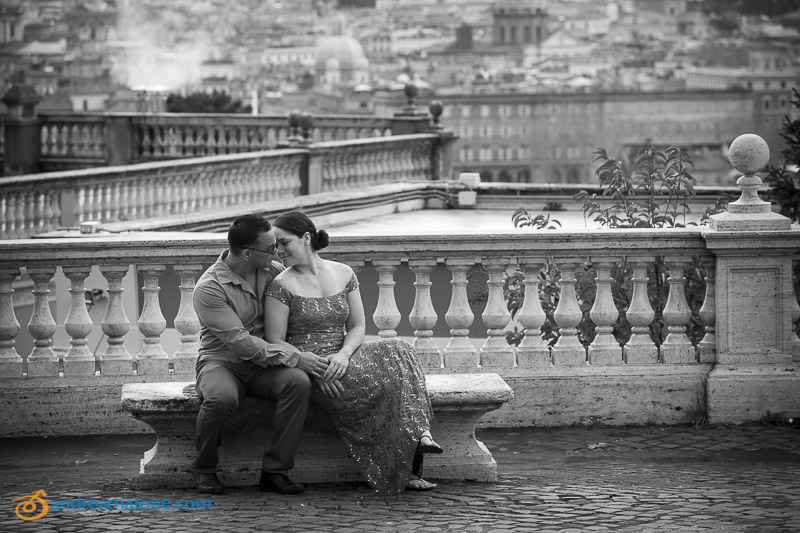 Black and white picture of a couple sitting down on a marble bench at Gianicolo