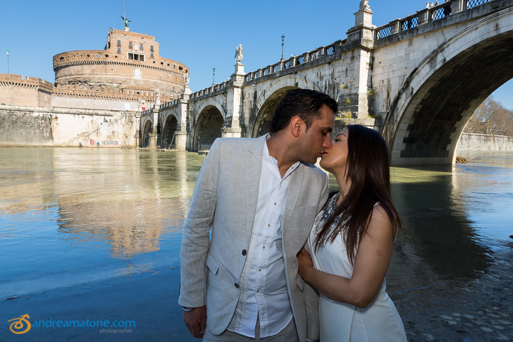 Kissing underneath the Castel Sant'Angelo bridge.