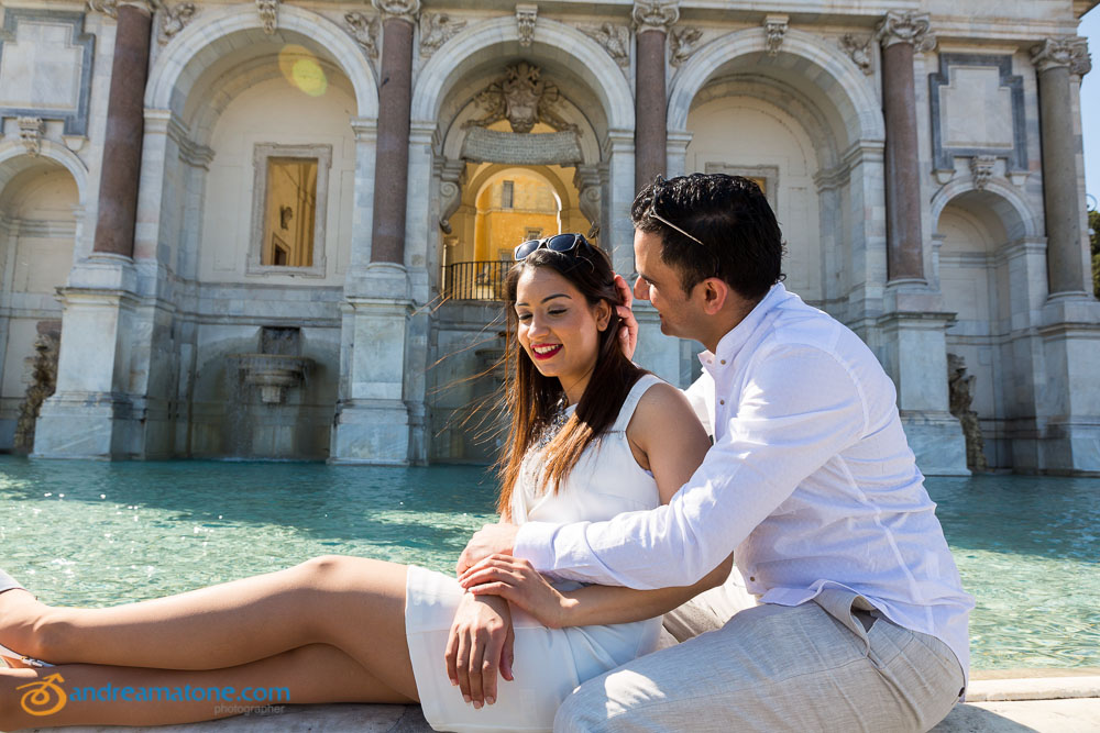 Couple in love at Gianicolo water fountain: Fontanone