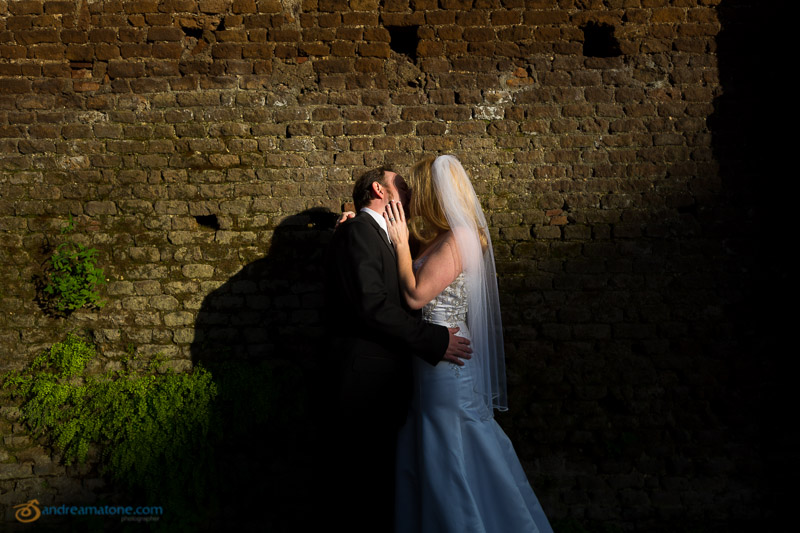 Married couple kissing at Giardino degli Aranci